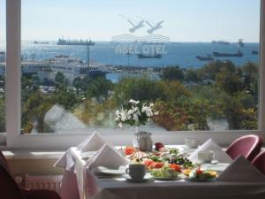 una mesa con comida delante de una ventana en Abel Hotel, en Estambul