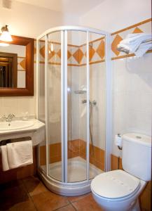 ein Bad mit einer Dusche, einem WC und einem Waschbecken in der Unterkunft Hotel The Island in La Isla
