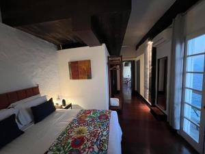 Кровать или кровати в номере CLIFFSIDE - Boutique Hotel & Spa