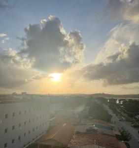 Η ανατολή ή δύση του ηλίου όπως φαίνεται από αυτό το διαμέρισμα ή από εκεί κοντά