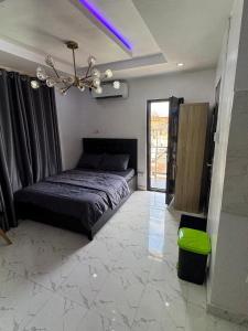 Postel nebo postele na pokoji v ubytování Serenity Suites