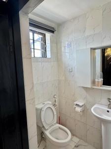 Koupelna v ubytování Serenity Suites