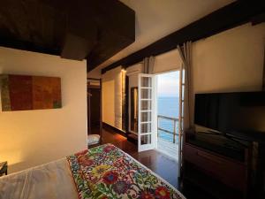 Кровать или кровати в номере CLIFFSIDE - Boutique Hotel & Spa
