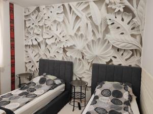 A bed or beds in a room at Heni Apartman