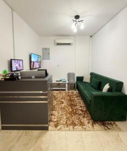 Televízia a/alebo spoločenská miestnosť v ubytovaní Muscat Dormitory Male&Female