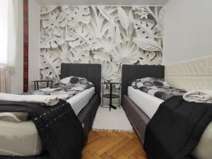 A bed or beds in a room at Heni Apartman