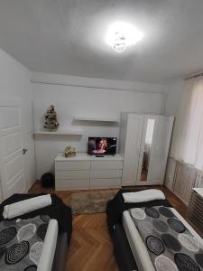 A bed or beds in a room at Heni Apartman