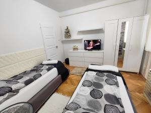A bed or beds in a room at Heni Apartman