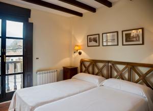 two beds in a room with a window at Hotel The Island in La Isla
