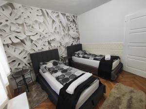 A bed or beds in a room at Heni Apartman