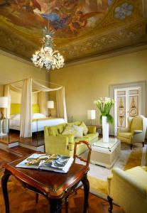 فندق غراند مِنيرفا في فلورنسا: غرفة معيشة مع أريكة وسرير