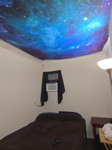 Ένα ή περισσότερα κρεβάτια σε δωμάτιο στο Grateful Hemphill C