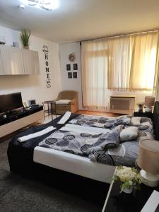 A bed or beds in a room at Heni Apartman