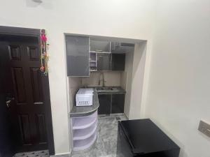Kuchyň nebo kuchyňský kout v ubytování B3 Residence Mirpur - Studio Flat 2