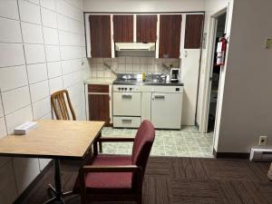 Kuchyň nebo kuchyňský kout v ubytování Camelot Court Motel