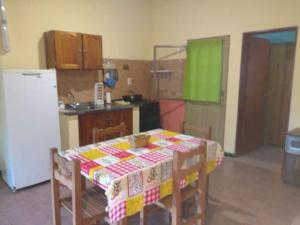 eine Küche mit einem Tisch mit einer Tischdecke in der Unterkunft Bungalows Génesis ideal para las familias a 12 cuadras del parque termal in Federación