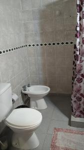 ein Badezimmer mit Toilette und Waschbecken in der Unterkunft Bungalows Génesis ideal para las familias a 12 cuadras del parque termal in Federación