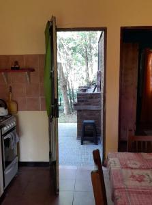 eine offene Tür zu einer Küche mit Herd in der Unterkunft Bungalows Génesis ideal para las familias a 12 cuadras del parque termal in Federación