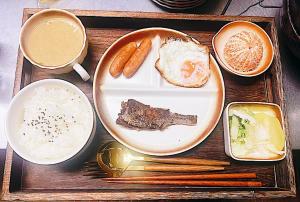 a tray with a plate of food with meat and vegetables at ペンションラモー in Karuizawa +9 photos