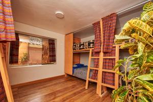 a room with two bunk beds and a window at Kamanti Hostel in Pisac