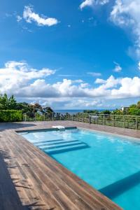 AvaeMaraea Deluxe Apt 2BR 2BA with Pool View near Tahiti Airport的可以看到海景的游泳池