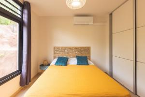 Maraea Deluxe Apt 2BR 2BA with Pool View near Tahiti Airport客房内的一张或多张床位