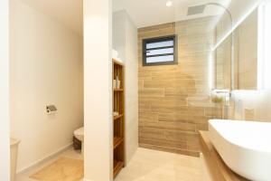 Maraea Deluxe Apt 2BR 2BA with Pool View near Tahiti Airport的一间浴室