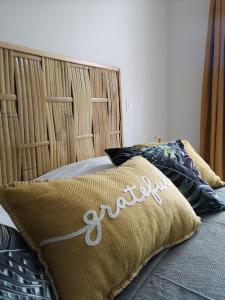 Maraea Deluxe Apt 2BR 2BA with Pool View near Tahiti Airport客房内的一张或多张床位