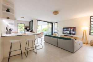 Maraea Deluxe Apt 2BR 2BA with Pool View near Tahiti Airport的厨房或小厨房