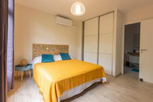 Maraea Deluxe Apt 2BR 2BA with Pool View near Tahiti Airport客房内的一张或多张床位