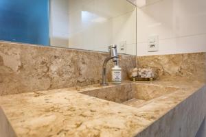 Ένα μπάνιο στο Quarto de Solteiro em Residência Compartilhada