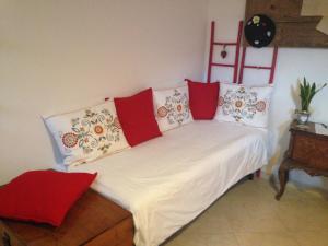 a bed with red and white pillows on it at C'era una volta in Asciano