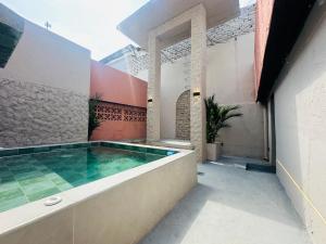 a swimming pool in the middle of a building at Hotel Londres in Valledupar