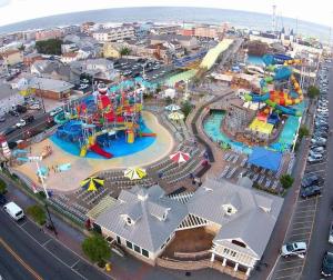 una vista aérea de un parque acuático en una ciudad en Hidden Gem 2 Bedroom 2 Bathroom Condo steps to the Beach!, en Seaside Heights