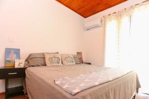 a bedroom with a bed and a window at Casa Quinta Los Molinos 1912 in Estación Las Flores +18 photos