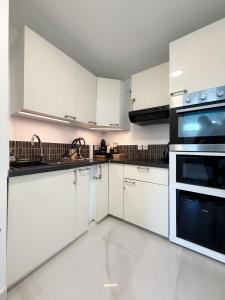 Η κουζίνα ή μικρή κουζίνα στο Private suite with jacuzzi sauna and garden