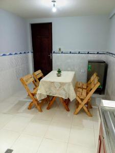una cucina con un tavolo e sedie in una stanza di Acogedor departamento en casa zona estadio a Cochabamba