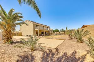 una casa con una palmera y un edificio en 8 Mi to Dtwn Casa Grande Poolside Paradise!, en Casa Grande