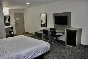 Μια τηλεόραση ή/και κέντρο ψυχαγωγίας στο Hummingbird Hotel