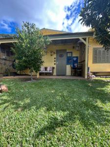 グラマドにあるMorada Pé da Montanhaの庭木のある黄色い家