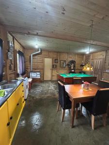 グラマドにあるMorada Pé da Montanhaのダイニングルーム(テーブル、ビリヤード台付)