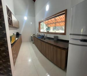 Dapur atau dapur kecil di Casa encontro dos Rio lumiar +17 gambar