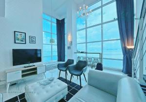 TV a/nebo společenská místnost v ubytování Maritime Sea View Duplex