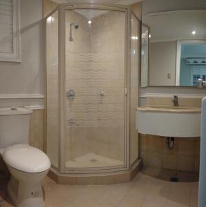 une salle de bains avec douche, toilettes et lavabo dans l'établissement Nasugbu Resort, Beachfront Condo in Canyon Cove A1-301, à Nasugbu