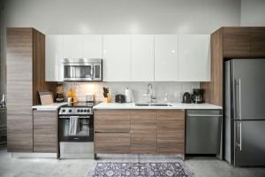 Kuchyň nebo kuchyňský kout v ubytování Stunning Downtown Apartment with Pool, Laundry, Parking