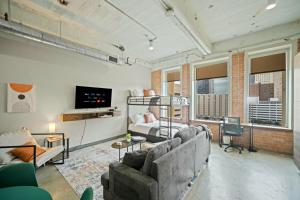 TV a/nebo společenská místnost v ubytování Stunning Downtown Apartment with Pool, Laundry, Parking