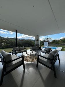 ein Wohnzimmer mit Sofas und einem Tisch in der Unterkunft Casa de lujo con piscina en Malacatos in Loja + 25 Fotos