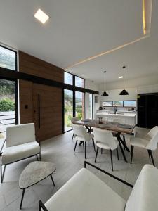 eine Küche und ein Esszimmer mit Tisch und Stühlen in der Unterkunft Casa de lujo con piscina en Malacatos in Loja