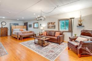 Ruang duduk di 3 Mi to Dtwn Greer Mountain-View Home!
