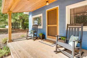 Taman di luar 3 Mi to Dtwn Greer Mountain-View Home!